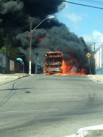 Novo Ataque: Bandidos voltam a incendiar ônibus em Maceó