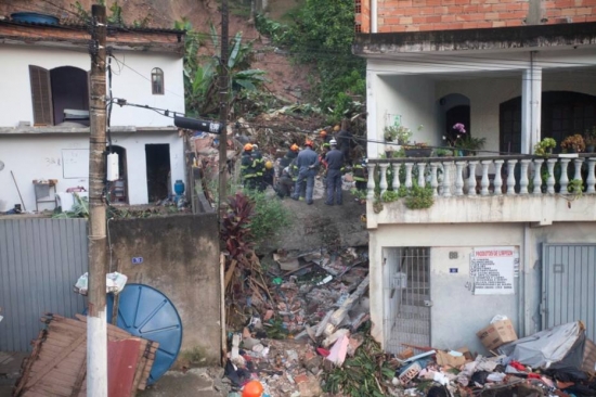 Deslizamento deixa quatro mortos e interdita 37 imóveis na Grande SP
