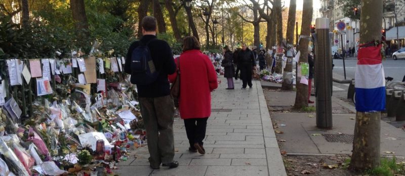 Um mês depois, Paris tenta virar a página