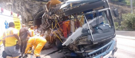 Acidente com ônibus na Linha Amarela deixa cinco mortos
