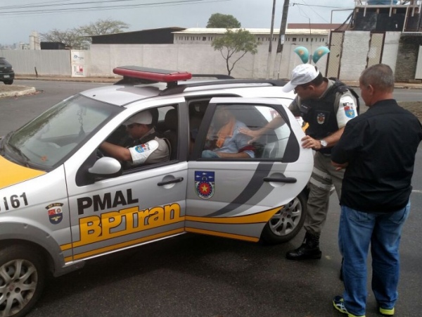 Sargento da PM com sinais de embriaguez é detido após colidir veículo