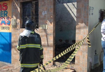 Jovem é preso após assassinar e queimar corpo da mãe