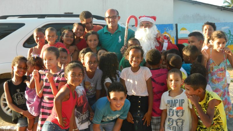 Vereador “Néo” faz a alegria com espirito natalino no povoado Pedras.