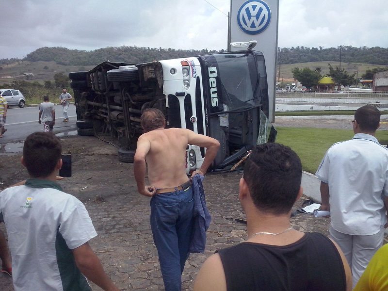 Ônibus de turismo tomba em acostamento da BR 101, em São Miguel dos Campos
