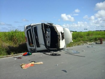 Motorista perde controle e caminhão se choca com outros dois na BR-101