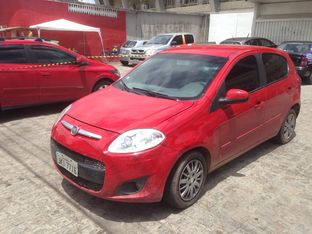 Homem é achado morto dentro de carro em frente ao Rei Pelé