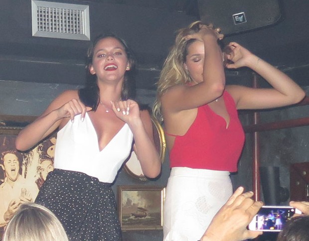 Bruna Marquezine e Sasha se acabam de dançar em boate