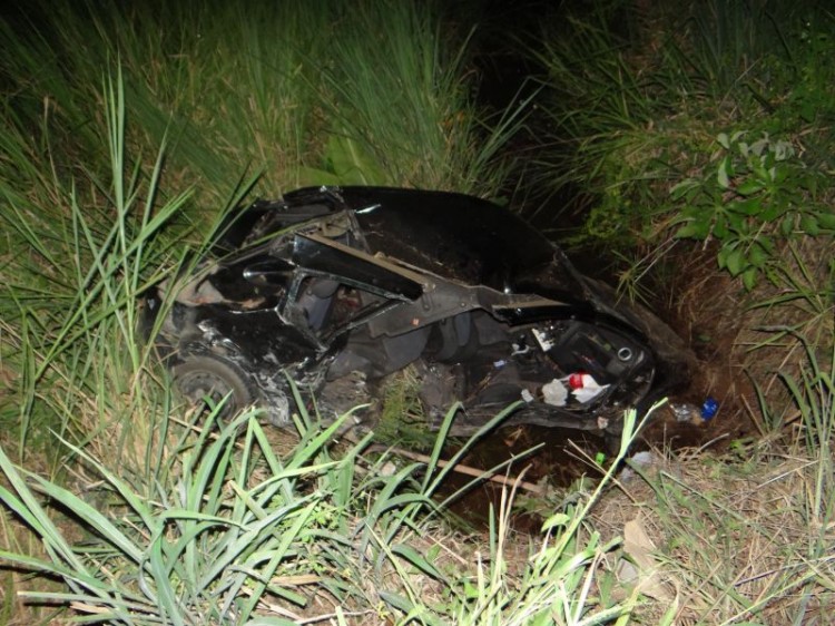 Carro cai em ribanceira após condutor tentar desviar de moto na BR 104