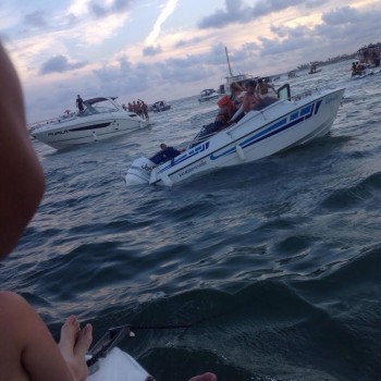 Lancha afunda em festa náutica no Pontal da Barra