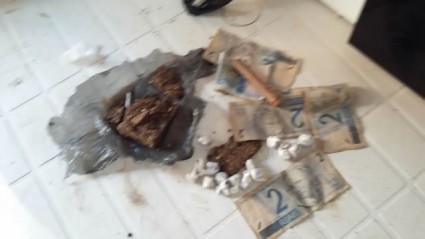 5ª cia independente apreende drogas no Povoado Massagueira em Marechal Deodoro