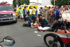 Motoqueiro fica gravemente ferido após colisão com carro-forte