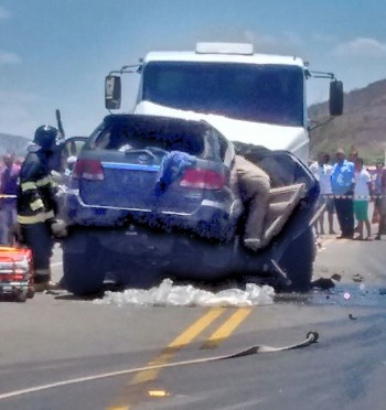 Três morrem em acidente entre carro de luxo e carreta na AL-115