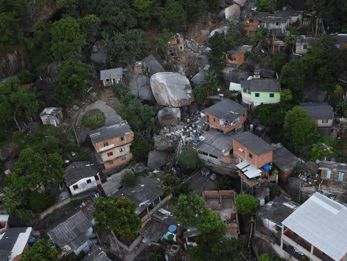 Vila Velha decreta emergência após deslizamento