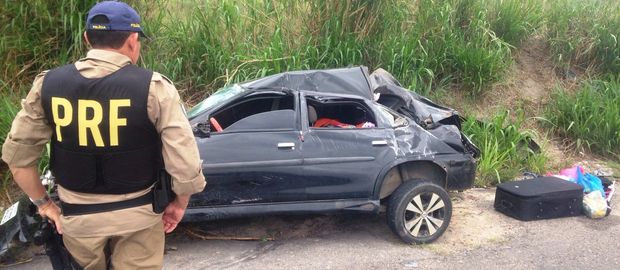 Condutor perde o controle, capota na BR-101, na cidade de Pilar, e família fica ferida