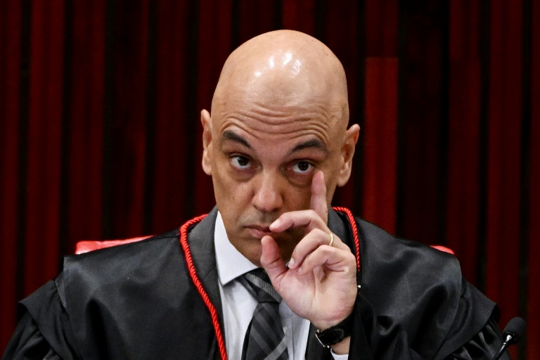 Deputados dos EUA divulgam decisões sigilosas de Moraes removendo perfis do X