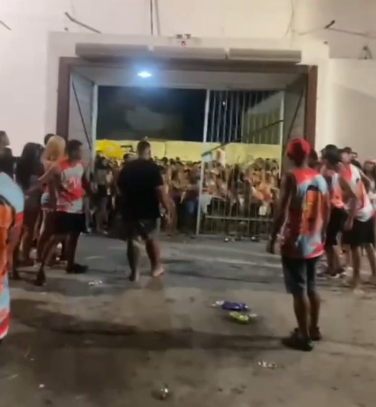 Tumulto e confusão: Bloco carnavalesco termina em pancadaria na orla de Maceió