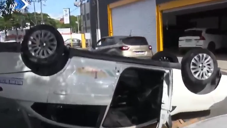 Veja vídeo: táxi com três ocupantes capota na Avenida Brasil, em Maceió