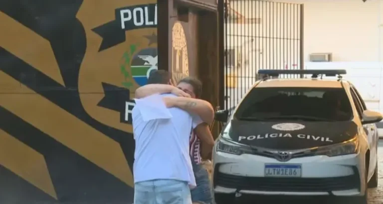 Filho de diarista presa injustamente diz que a mãe viajou com 10 presos