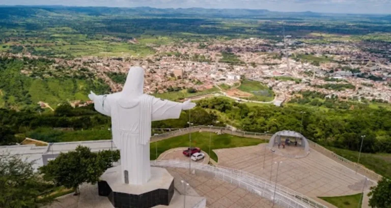Homem ataca ex-companheira com facão, fere vizinho e ateia fogo em residência em Palmeira dos Índios