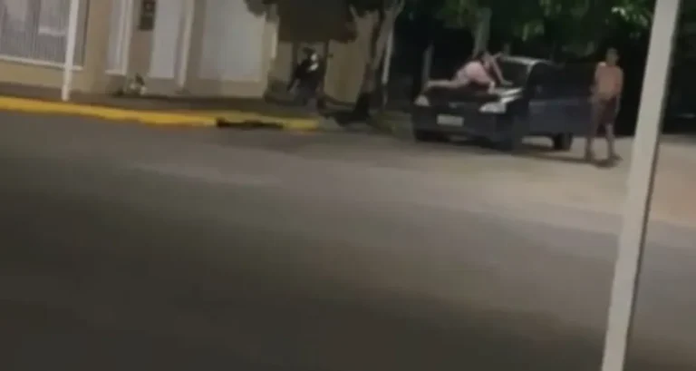 Mulher se agarra a para-brisa de carro em movimento para tentar impedir marido de fugir com filha
