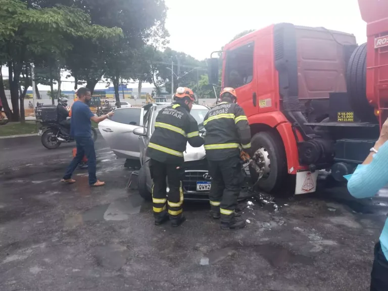 Mulher Fica Presa às Ferragens Após Acidente Envolvendo Veículo, Ônibus e Caminhão em Maceió