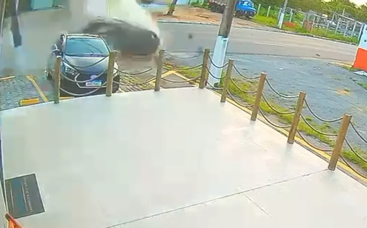 Vídeo: Câmera de segurança registra momento exato de grave acidente em Maceió