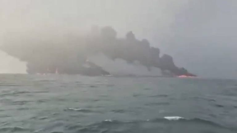 Colisão entre navios causa incêndio com dezenas de vítimas no Reino Unido