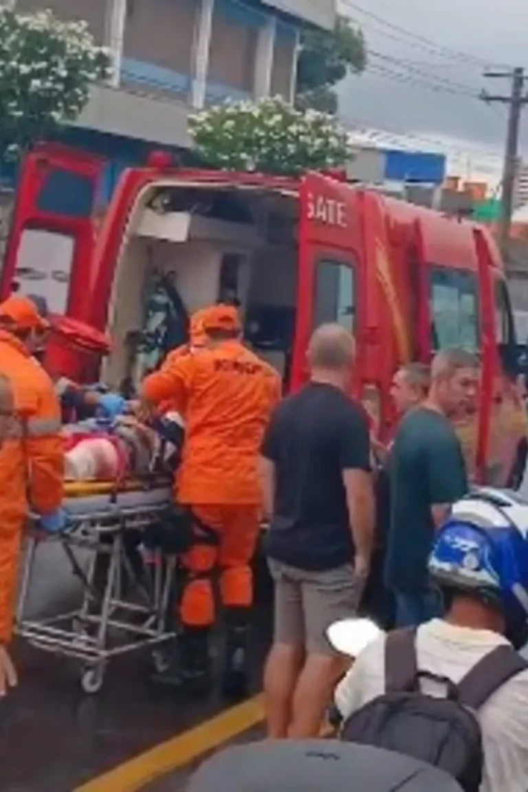 Colisão entre motocicleta e poste na Avenida Gustavo Paiva deixa dois feridos