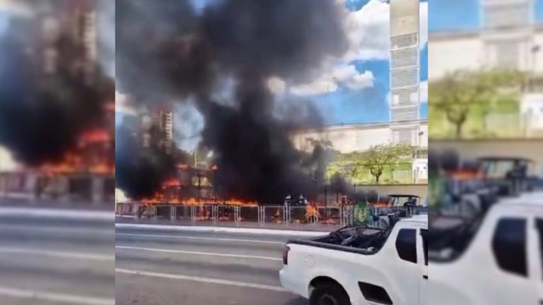 Incêndio destrói dois carros alegóricos do grupo de bairros em SP