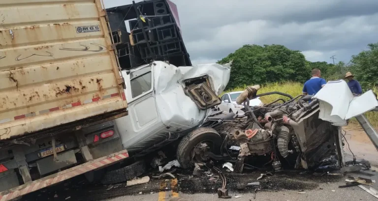 Colisão entre caminhão e trio elétrico resulta em morte e deixa dois feridos em rodovia de Alagoas