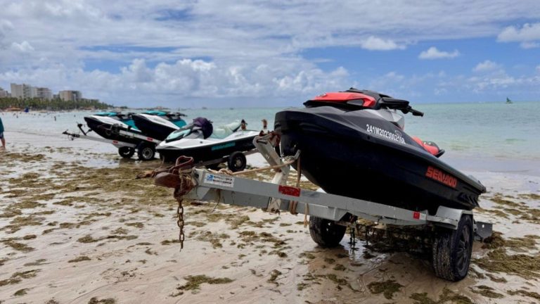 Operação fiscaliza comércio irregular de passeios em “Jet Skis” na orla de Maceió
