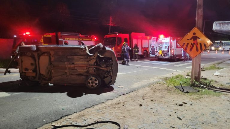 Dois jovens morrem em acidente na AL-101 Norte após carro bater contra poste