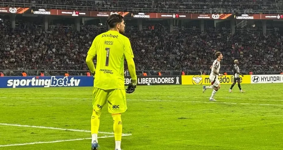 Carro do goleiro do Flamengo é atingido por tiros no Rio
