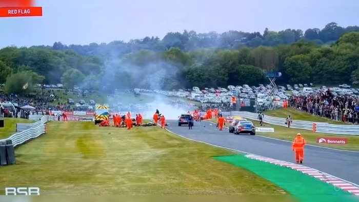 Acidente com 11 motos deixa dois pilotos mortos em corrida