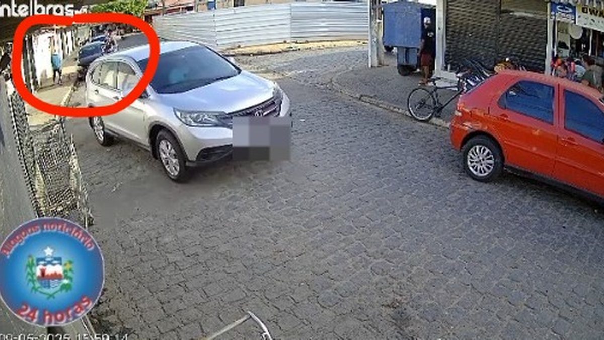 Jovem é baleado em atentado no Jacintinho; câmeras registram ação criminosa