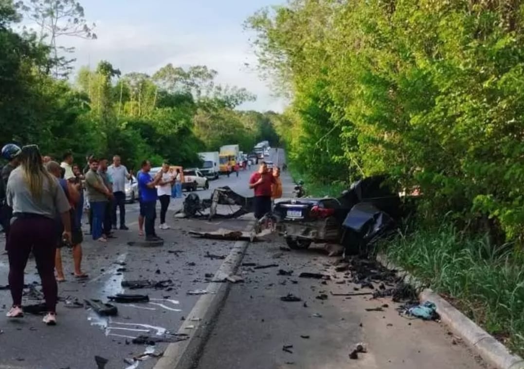Tragédia na BR-104: colisão entre carreta e carro de passeio provoca morte e bloqueia rodovia em Alagoas