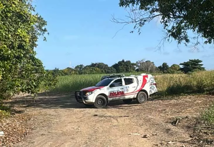 Homem é flagrado com drogas e balança de precisão em área próxima à mata