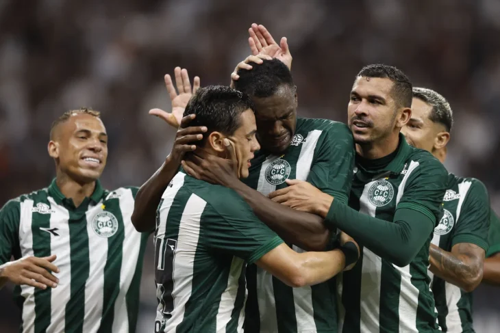 Corinthians sofre com bola área e perde para o Coritiba