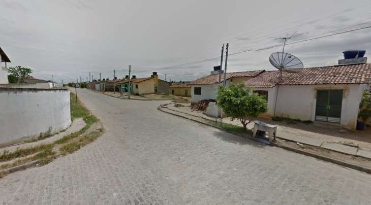 Homem é espancado por moradores após ato obsceno em praça