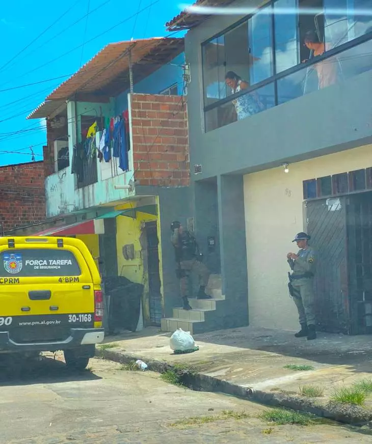 Suspeito embriagado é preso por interromper abordagem e xingar policiais