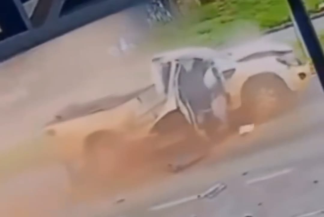 Motorista perde controle de caminhonete, derruba postes e deixa duas pessoas feridas em Sorriso