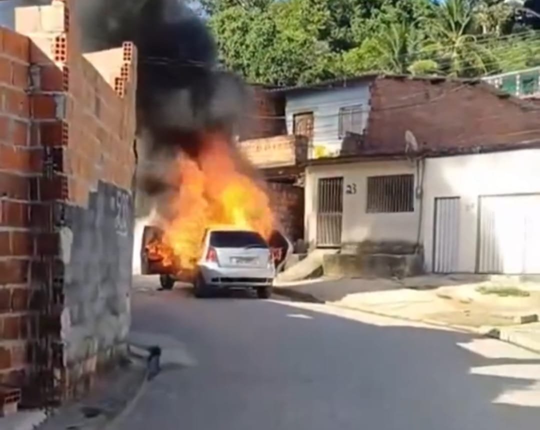 Veículo é consumido por chamas em rua do Benedito Bentes, em Maceió
