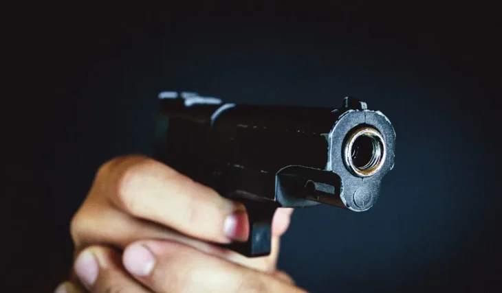 Homem armado e comparsa abordam frentista e roubam R$ 338 de posto de combustíveis