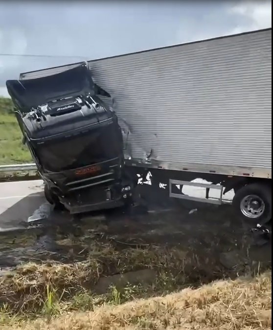 Carreta tomba, derrama óleo na pista e provoca bloqueio temporário na BR-101 em Novo Lino