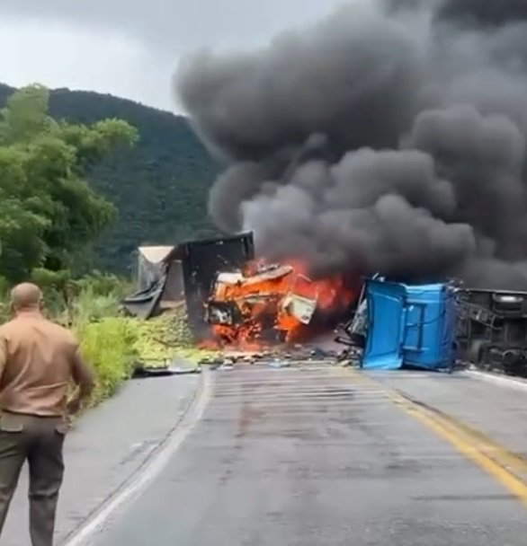 Colisão entre carretas provoca incêndio de grandes proporções e interdita BR-101 em Alagoas