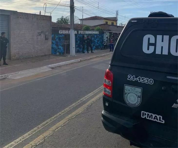 Pai é preso após ameaçar filha com machado