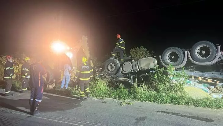 Carreta tomba na madrugada e motorista morre preso às ferragens na AL-140, em Mata Grande