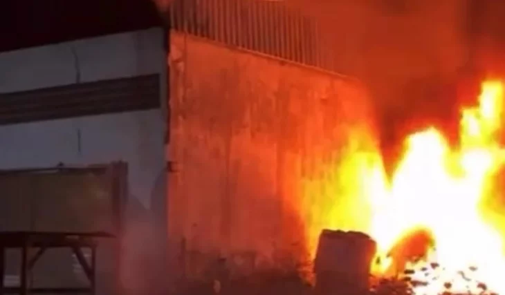 Incêndio destrói galpão de reciclagem às margens da BR-104