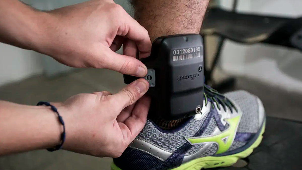 Senado aprova uso imediato de tornozeleira por agressor de mulher