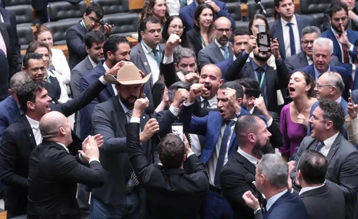 Congresso derruba veto de Lula à dosimetria e beneficia Bolsonaro